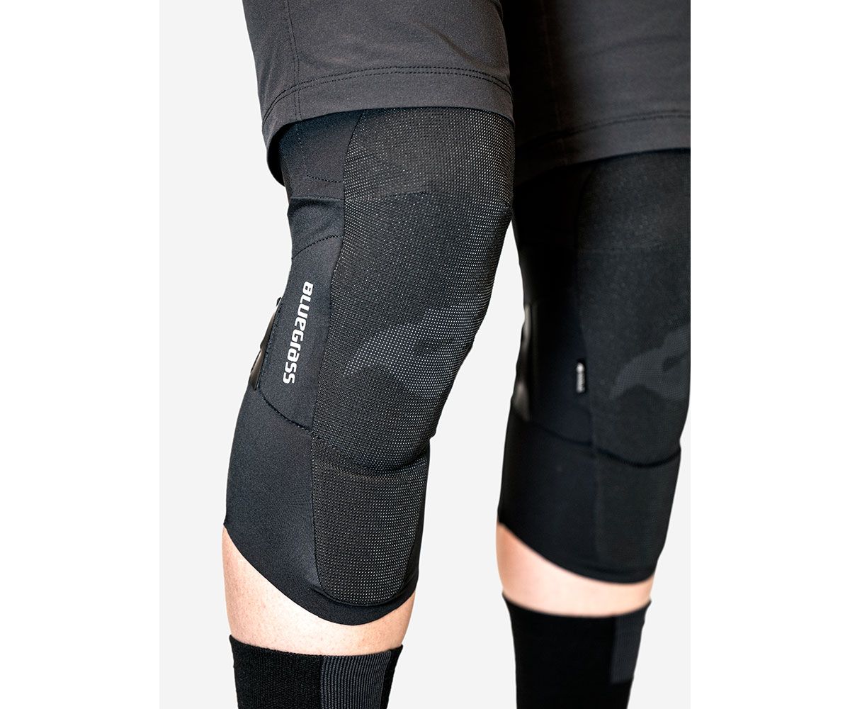 Bluegrass Aura Core Knee is a Level 2 Type B Certified MTB Kneepads for Trail, Enduro and E-MTB featuring SAS-TEC Technology
